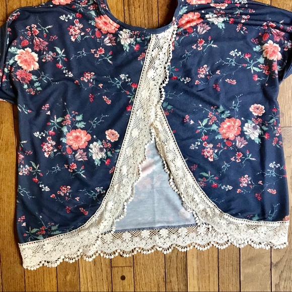 Eyeshadow Floral Top w/Split Back & Crochet Trim - Picture 6 of 8
